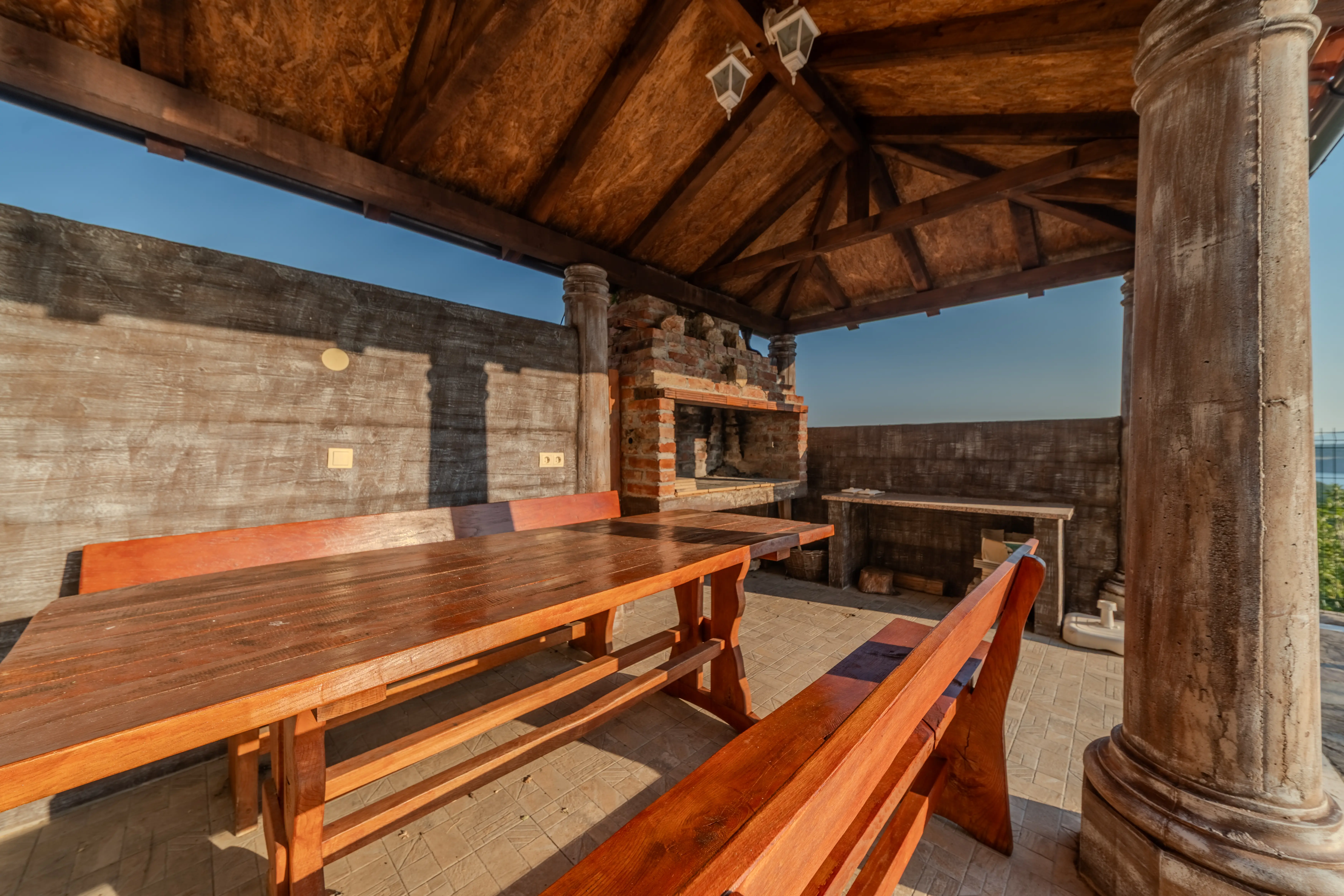 Kameni paviljon s drvenim stolom za blagovanje, Heaven Hill